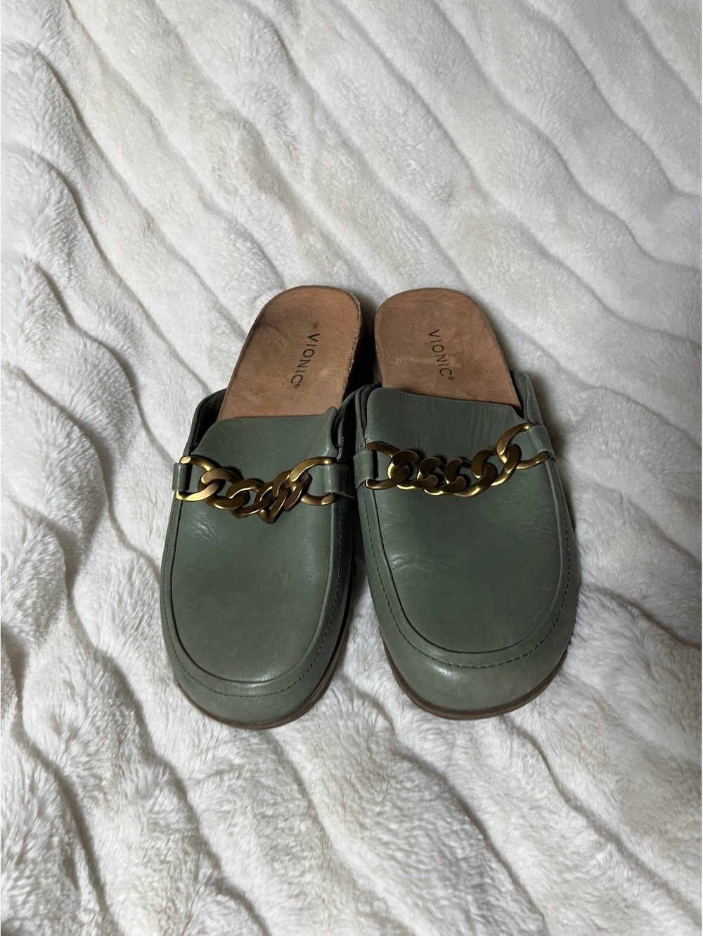 Vionic Georgie W9.5 Green Gold Chain Accent Goblin Fall Clog City Slip In Shoes